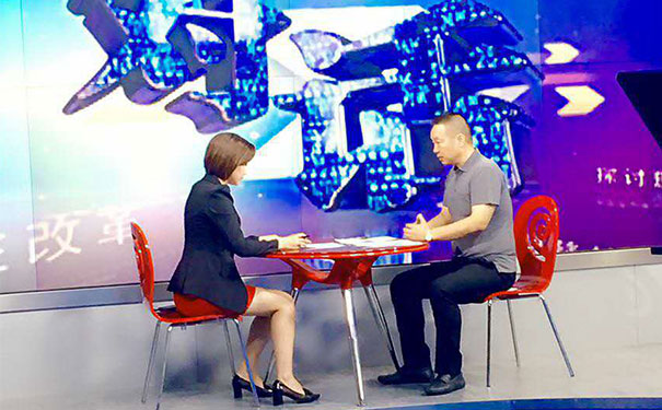 鄂州市金剛石工具行業協會會長龍其準先生參加鄂州電視臺“對話”節目 鄂州市金剛石工具行業協會會長龍其準先生參加鄂州電視臺“對話”節目