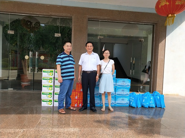 市總工會領(lǐng)導(dǎo)一行到湖北昌利公司送清涼 市總工會領(lǐng)導(dǎo)一行到湖北昌利公司送清涼