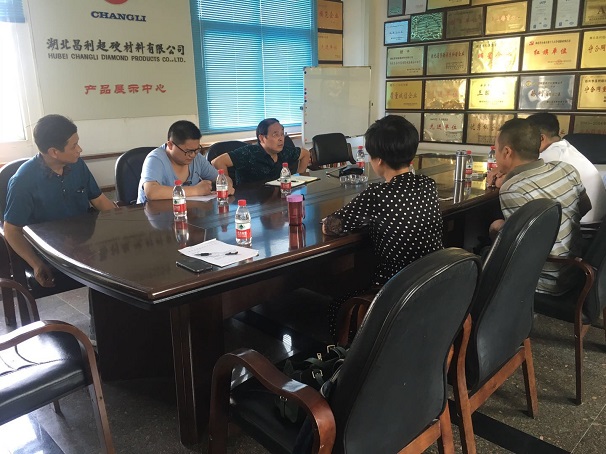 市經(jīng)信委領(lǐng)導(dǎo)來湖北昌利公司座談,調(diào)研金剛石工具產(chǎn)業(yè)發(fā)展情況 市經(jīng)信委領(lǐng)導(dǎo)來湖北昌利公司座談,調(diào)研金剛石工具產(chǎn)業(yè)發(fā)展情況